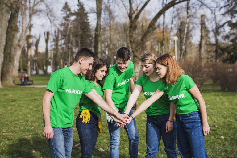 Jeunes qui sont engagés dans la transition écologique et qui travaillent en équipe.