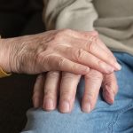 personnes âgées se tenant la main