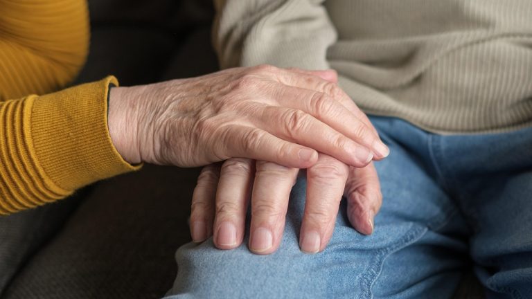 personnes âgées se tenant la main