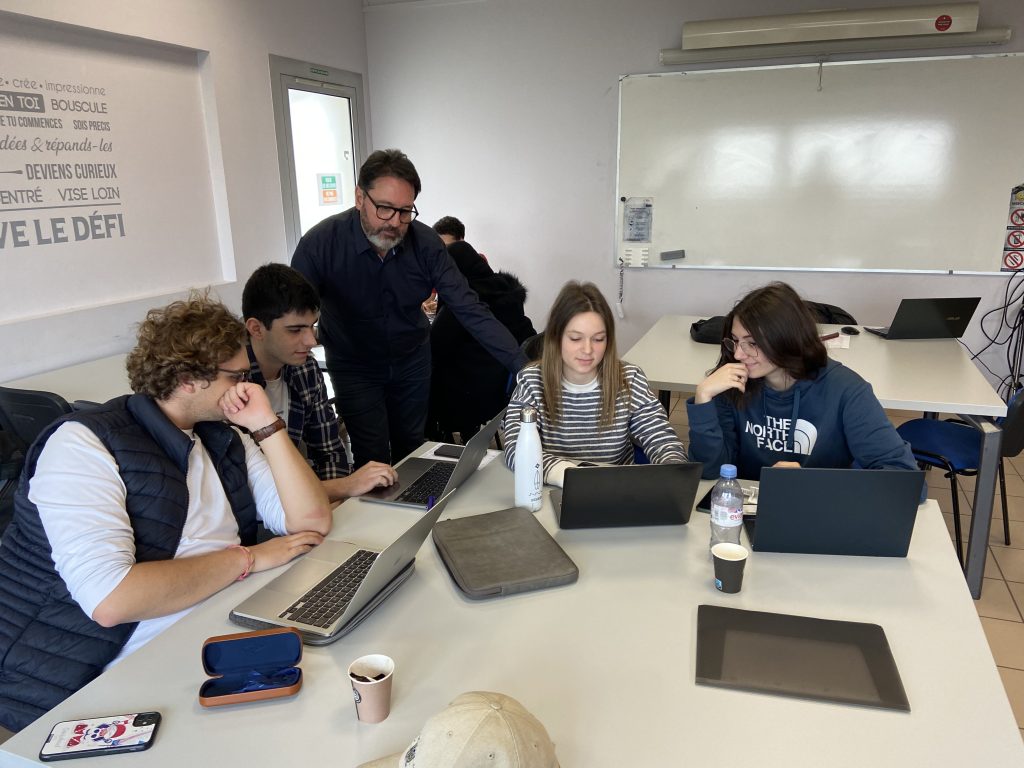 Nos étudiants en train de faire un business games