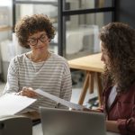 plan-moyen-de-femmes-discutant-au-travail