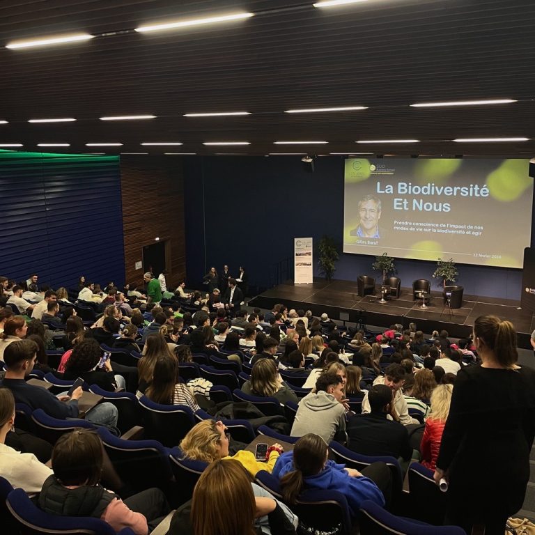 Conférence citoyenne sur la biodiversité et nous. L'objectif : prendre conscience de l’impact de nos modes de vie et agir. Photo d'une vue d'ensemble de la salle.